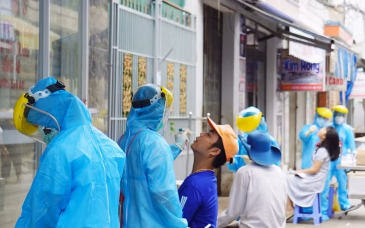 Nhân viên y tế lấy mẫu xét nghiệm Covid-19 tầm soát cho người dân. Ảnh: minh họa