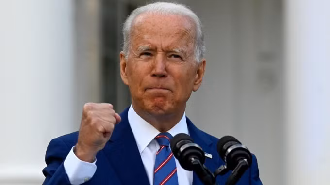Tổng thống Hoa Kỳ Joe Biden ra hiệu khi phát biểu trong lễ kỷ niệm Ngày Độc lập tại Nhà Trắng ở Washington, DC, ngày 4 tháng 7 năm 2021. © AFP