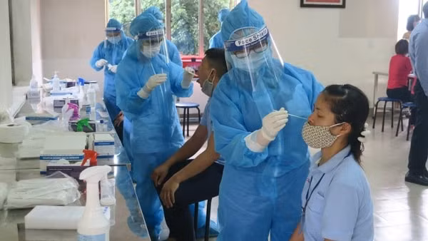 Bình Phước sẽ xét nghiệm sàng lọc SARS-CoV-2 toàn bộ công nhân trong khu công nghiệp, từ 7 giờ ngày 6/7. Ảnh minh họa