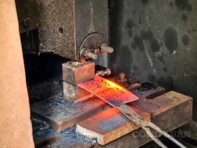 Để có một con dao ra đời phải trải qua nhiều công đoạn và yêu cầu sự tỉ mỉ, khéo léo của người thợ rèn rất cao