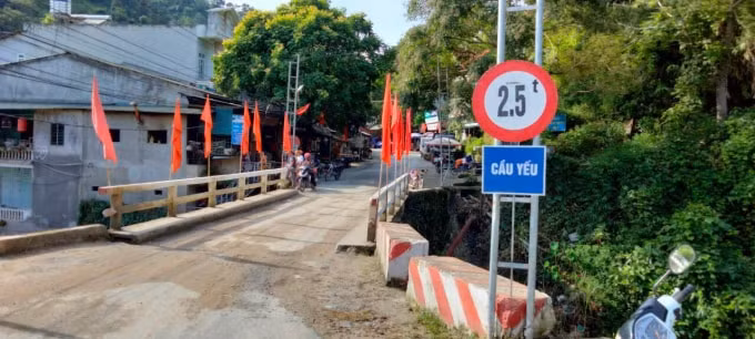 Các phương tiện trên 2,5 tấn cấm lưu thông.