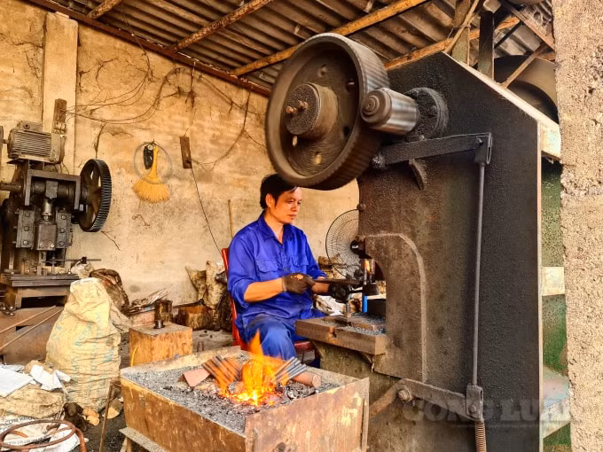 Làm việc trong môi trường tiếng ồn là vấn đề ảnh hưởng nhiều tới sức khoẻ của những người thợ rèn