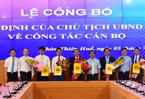 Lãnh đạo tỉnh Thừa Thiên Huế trao Quyết định bổ nhiệm.
