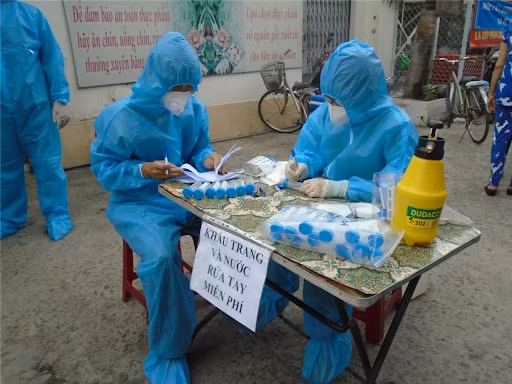 Nhân viên y tế lấy mẫu xét nghiệm Covid-19 cho người dân. Ảnh: minh họa