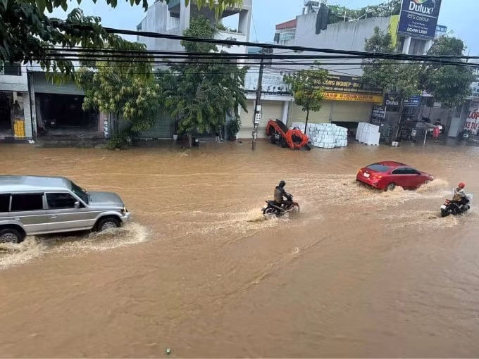 Nhiều xe lội bì bõm trong biển nước.