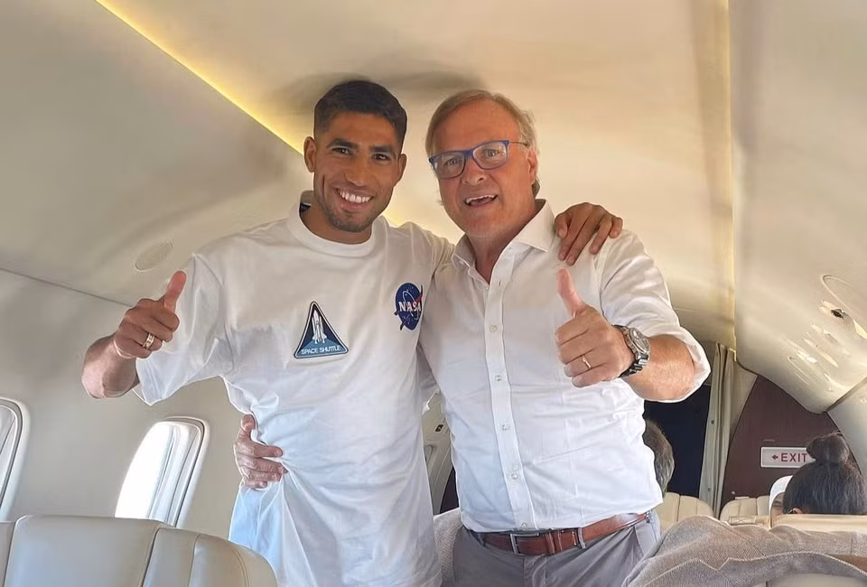 Hakimi trên chuyến bay đến PSG để ký hợp đồng với PSG. Ảnh: Fabrizio Romano