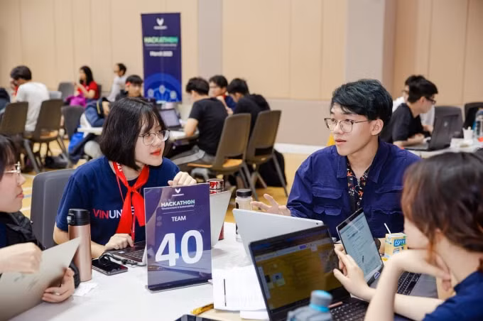 Võ Minh Quân (giữa) cùng các bạn cộng sự trong cuộc thi VinUni Hackathon 2021
