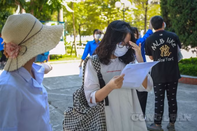 Năm nay, cả nước có 1.015.000 thí sinh dự thi tốt nghiệp THPT, nhiều hơn năm ngoái 100.000. Theo Bộ GD-ĐT, trong 1.015.000 thí sinh dự thi, số vừa xét tốt nghiệp, vừa xét tuyển đại học gần 759.000. Chỉ tiêu tuyển sinh dựa vào kết quả thi tốt nghiệp THPT chiếm 55% và xét tuyển bằng hình thức khác chiếm 45%.