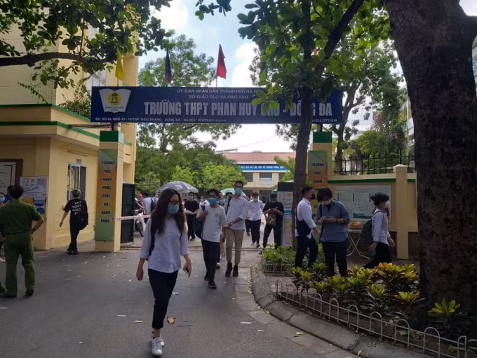 Công tác làm thủ tục dự thi được thực hiện nhanh gọn, 2h30 phút các thí sinh đã ra về (ảnh Trinh Phúc).