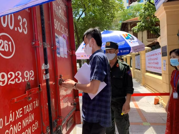 Cũng trong buổi chiều hôm nay, các xe được cho là vận chuyển đề thi được chuyển đến các địa điểm thi.&nbsp;