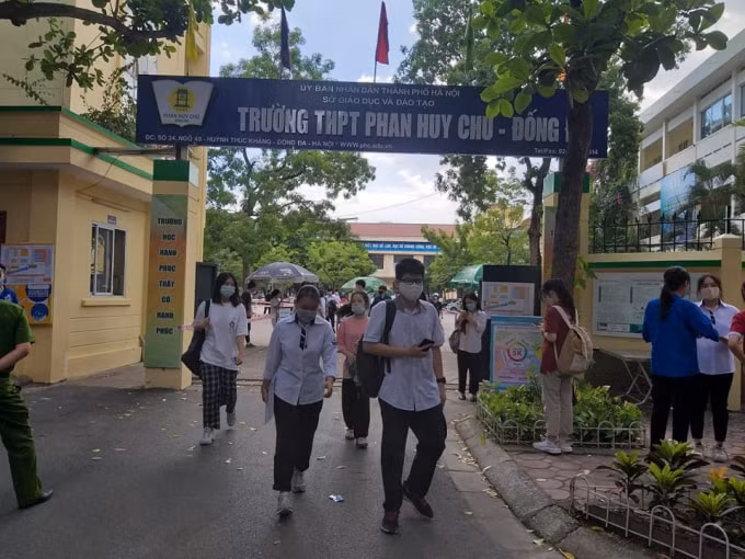 Kỳ thi năm nay diễn ra trong tình hình dịch bệnh phức tạp nên nhiều quy định phòng dịch được thực hiện nghiêm ngặt (ảnh Trinh Phúc).