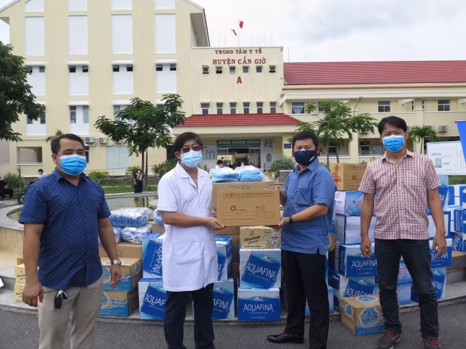 Đoàn thiện nguyện đến với TT Y tế Cần Giờ.