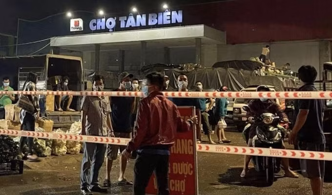 Chợ đầu mối lớn nhất TP. Biên Hòa tạm thời bị phong tỏa để cơ quan chức năng triển khai các biện pháp phòng chống dịch.