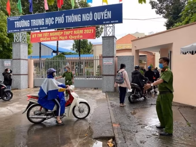 Các sĩ tử đội mưa đến điểm thi làm thủ tục chiều 6/7