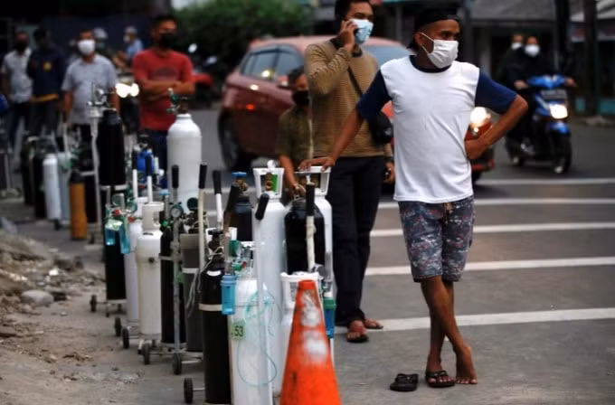 Người dân xếp hàng để đổ đầy bình dưỡng khí khi Indonesia bị thiếu hụt nguồn cung cấp ôxy - Ảnh: Reuters