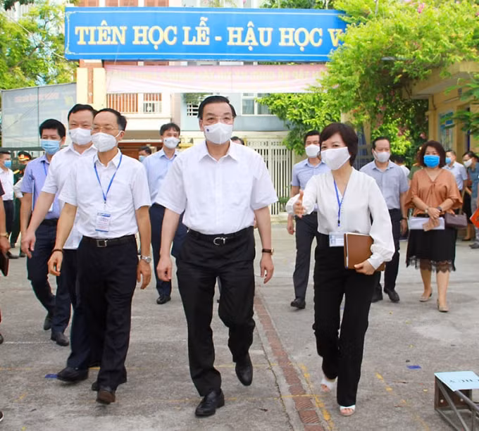 Chủ tịch UBND TP Chu Ngọc Anh kiểm tra công tác phòng chống dịch Covid-19 trong kỳ thi tốt nghiệp THPT năm học 2021 tại trường THCS Bế Văn Đàn. Ảnh: KTĐT