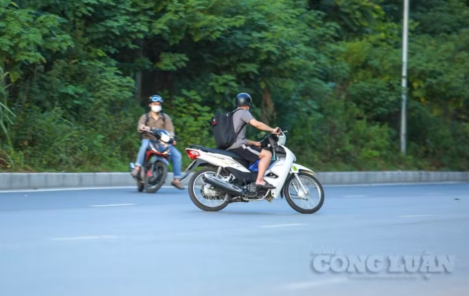 Thiếu tá Trịnh Hữu Dũng, cán bộ Đội CSGT số 11, Phòng CSGT, Công an TP. Hà Nội cho biết: “Những người đi ngược chiều vào đường 1 chiều này, họ đều biết mình vi phạm cái gì, hầu hết đều trốn tránh, quay đầu xe, gây mất an toàn giao thông. Chỉ cần thấy lực lượng chức năng là họ sẽ quay đầu xe và không cần nhìn các phương tiện đang lưu thông tốc độ cao phía trước”.