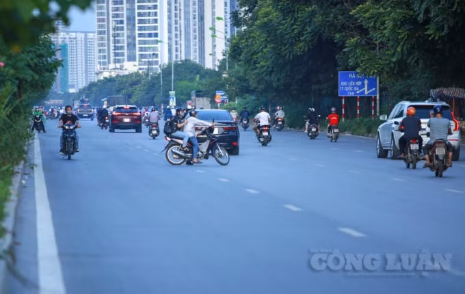 Thậm chí là quay xe ngay giữa đường, khi các dòng phương tiện đang lưu thông ở tốc độ nhanh trên tuyến đường này.