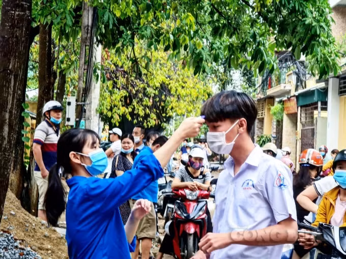 Các thí sinh được kiểm tra thân nhiệt trước khi vào thi.