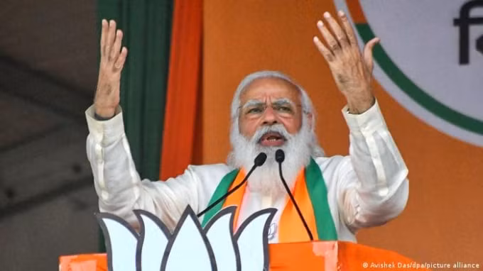 Thủ tướng Ấn Độ Narendra Modi phát biểu tại một cuộc mít tinh chính trị. Ảnh : PA