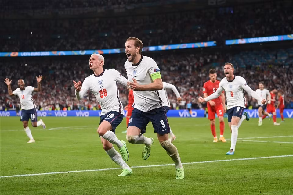 Harry Kane ghi bàn quyết định giúp Anh thắng Đan Mạch 2-1 để vào chung kết Euro 2020. Ảnh: internet