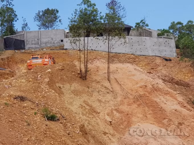 Khu vực đỉnh đồi được xây dựng nhà kiên cố nhưng vị Phó Chủ tịch UBND xã Ngọc Thanh lại cho rằng đây chỉ là công trình 