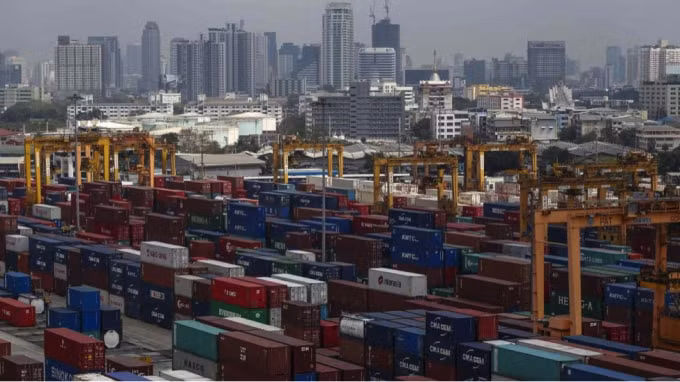 Các container vận chuyển đang chờ vận chuyển hàng hóa từ một cảng ở Bangkok, Thái Lan vào tháng 3 năm 2016. Ảnh: Reuters.
