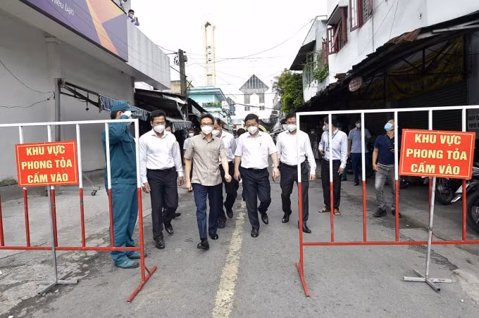 Phó Thủ tướng Vũ Đức Đam kiểm tra một khu phong toả trên địa bàn Quận 12. Ảnh: Đình Nam