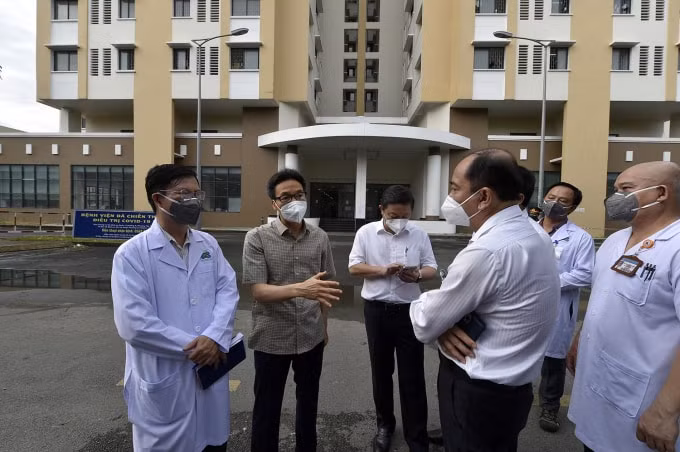 Phó Thủ tướng Vũ Đức Đam kiểm tra BV Dã chiến thu dung điều trị COVID-19 số 2 và trao đổi với lãnh đạo phụ trách BV. Theo thống kê cho thấy, trong số 7.450 ca nhiễm tại TPHCM, có 49% trong khu cách ly, 33% trong khu phong toả, 4,1% qua xét nghiệm tầm soát cộng đồng, 12,7% qua xét nghiệm sàng lọc tại bệnh viện, 0,8% nhập cảnh. Ảnh: Đình Nam