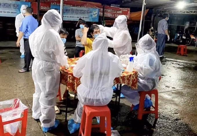 Lực lượng chức năng lấy mẫu xét nghiệm test nhanh khu chợ phường Hoá An (TP. Biên Hoà).