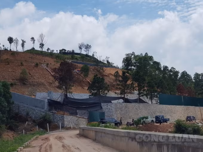 Cả một quả đồi bị bà Nguyễn Thị Vân Anh cho san gạt thành nhiều tầng, thay đổi hiện trạng. Thời điểm phóng viên có mặt, chính quyền sở tại cùng kiểm lâm đang có mặt lập biên bản, yêu cầu bà Vân Anh dừng hoạt động thi công.