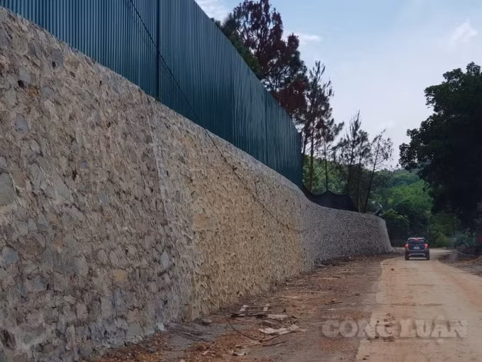 Bức tường xây dựng được cho là chống sạt lở bao quanh chân đồi.