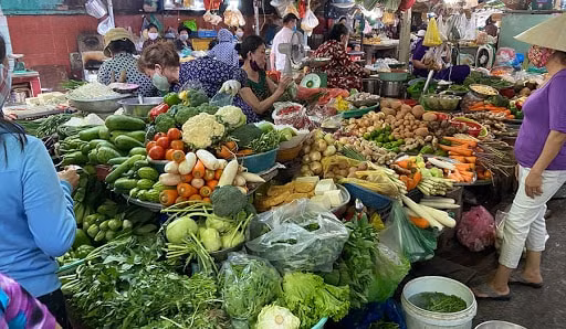 Giá lương thực, thực phẩm tại các chợ dân sinh TP.HCM tăng gấp đôi.