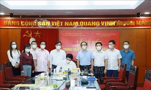 Lễ ký kết được thực hiện theo hình thức trực tuyến dưới sự chứng kiến của lãnh đạo Ban Tuyên giáo Trung ương và đại diện các vụ, đơn vị trực thuộc.