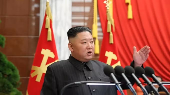 Nhà lãnh đạo Triều Tiên Kim Jong Un phát biểu trước Bộ Chính trị Đảng Lao động vào ngày 5 tháng 7. Ông dường như đã giảm cân một chút kể từ đầu năm. © KCNA