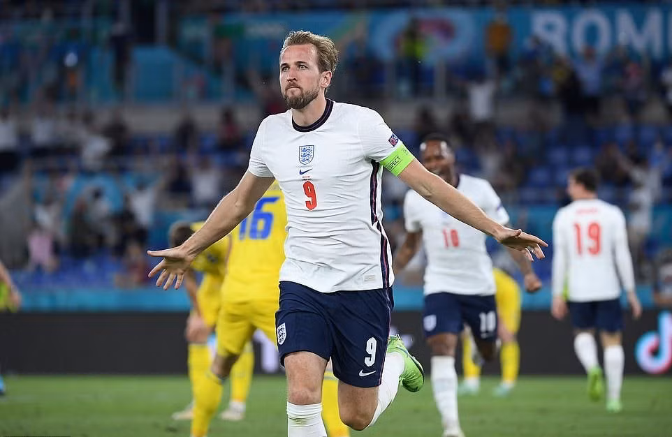 Harry Kane tỏa sáng với cú đúp bàn thắng. Ảnh: DM