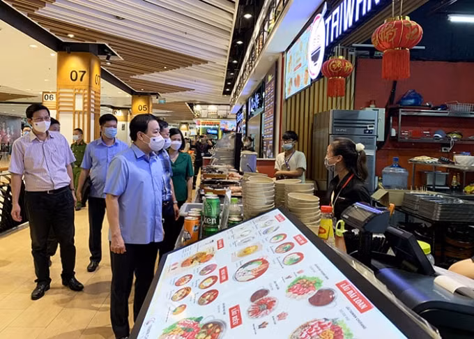 Ông Chử Xuân Dũng, Phó Chủ tịch Ủy ban nhân dân thành phố Hà Nội kiểm tra công tác phòng, chống dịch bệnh tại siêu thị. Ảnh: HNP