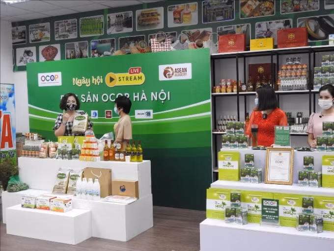 Đại diện các doanh nghiệp livestream về sản phẩm tại Ngày hội Livestream đặc sản OCOP Hà Nội lần 1. Ảnh: HNP