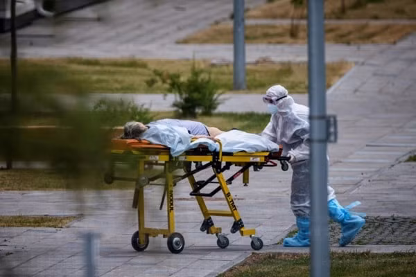 Chuyển bệnh nhân nhiễm COVID-19 tới bệnh viện ở ngoại ô Moskva, Nga, ngày 30/6/2021. Ảnh: AFP