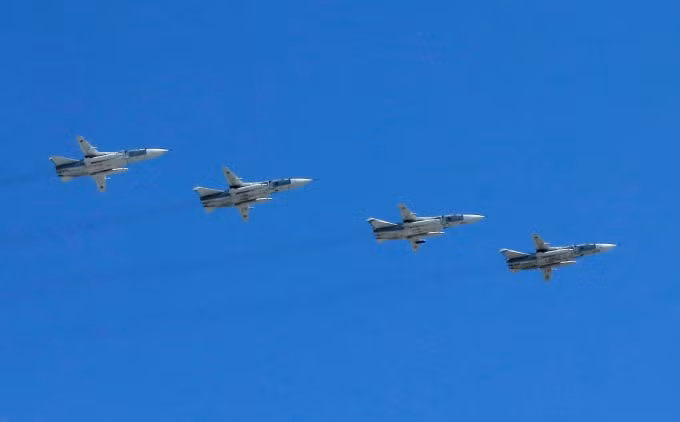 Máy bay ném bom tiền tuyến Su-24M bay theo đội hình trong lễ duyệt binh Ngày Chiến thắng ở Moscow © Reuters