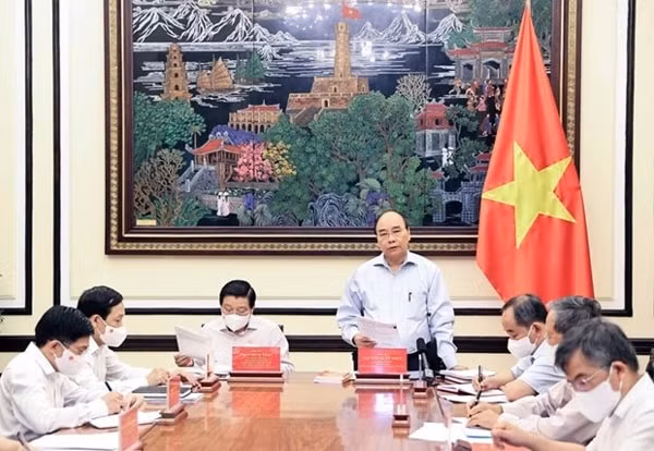 Chủ tịch nước Nguyễn Xuân Phúc chủ trì họp cho ý kiến về Kế hoạch triển khai xây dựng “Đề án chiến lược xây dựng và hoàn thiện nhà nước pháp quyền XHCN Việt Nam đến năm 2030 định hướng đến năm 2045”. Ảnh: TTXVN