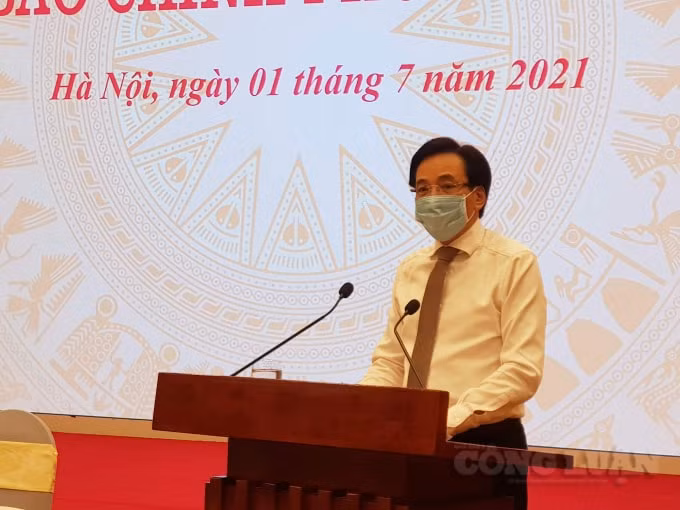 Bộ trưởng, Chủ nhiệm VPCP Trần Văn Sơn thông tin tại họp báo.