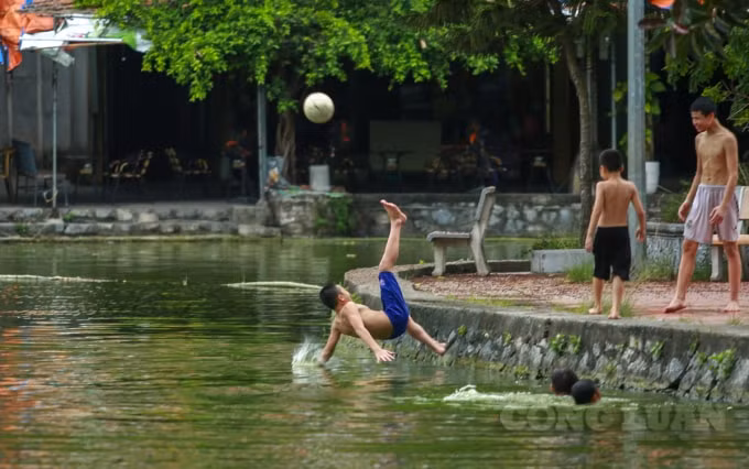 Lũ trẻ thỏa thích nô đùa bên dòng nước xanh mát.