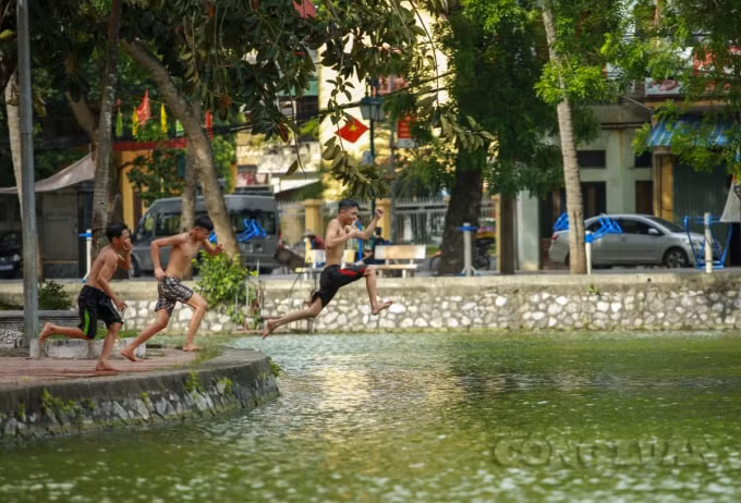 Nơi này vào những ngày nóng bức mùa hè là tập trung của rất nhiều thanh thiếu niên tới tắm mát “giải nhiệt”.