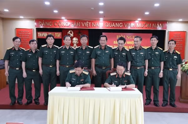 Trung tướng Đặng Trọng Quân và Thiếu tướng Lê Đình Thương ký Biên bản bàn giao nhiệm vụ Chánh Thanh tra Bộ Quốc phòng