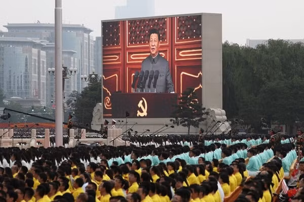 Tổng Bí thư, Chủ tịch Trung Quốc Tập Cận Bình xuất hiện trên màn hình được bố trí tại lễ kỷ niệm 100 năm ngày thành lập Đảng Cộng sản Trung Quốc tại quảng trường Thiên An Môn ở Bắc Kinh ngày 1/7. Ảnh: REUTERS