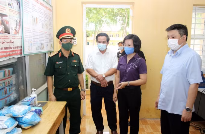 Trưởng ban Tuyên giáo Thành ủy Bùi Huyền Mai kiểm tra công tác chuẩn bị cơ sở vật chất, trang thiết bị y tế tại Trường THPT Nguyễn Du. Ảnh: HNP