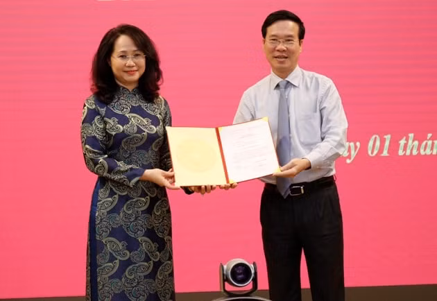 Ông Võ Văn Thưởng trao quyết định của Ban Bí thư cho bà Lâm Thị Phương Thanh tại buổi lễ.