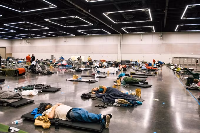 Nhiều người nghỉ ngơi tại trạm làm mát thuộc Trung tâm Hội nghị Oregon ở Oregon, Portland vào ngày 28 tháng 6 năm 2021, khi một đợt nắng nóng diễn ra trên phần lớn nước Mỹ - Ảnh: Getty
