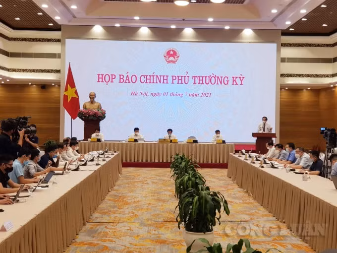 Bộ trưởng Bộ Lao động - Thương Binh và Xã hội Đào Ngọc Dung thông tin tại Họp báo.